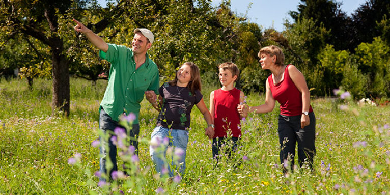 Familie im Grünen - Foto: Thomas Zigann