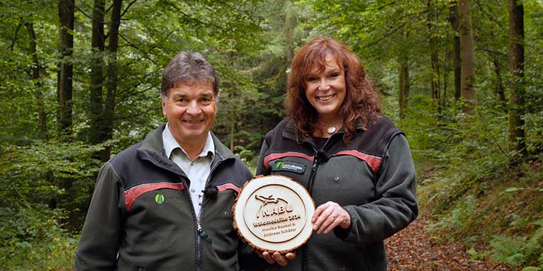 Andreas Schäfer und Monika Runkel vom Forstamt Hachenburg haben die NABU-Waldmedaille 2024 erhalten. - Foto: C. Söder