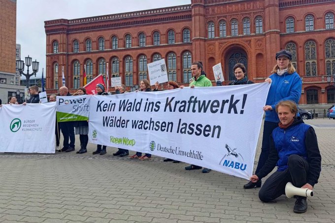 Heute vorm Roten Rathaus - Foto: NABU